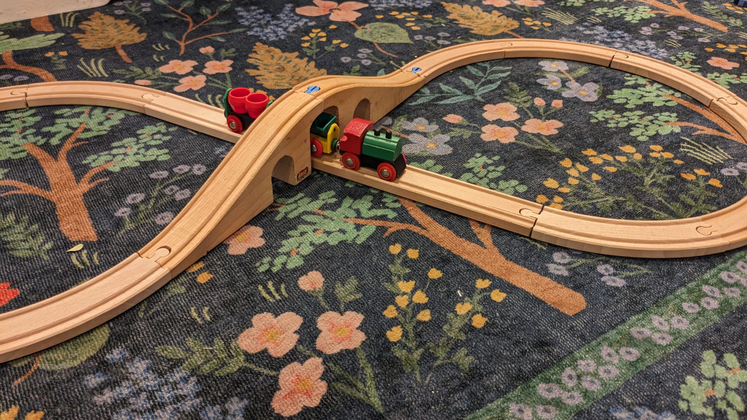 The Brio bridge with its 3d-printed pins in use in a classic figure-eight patten.